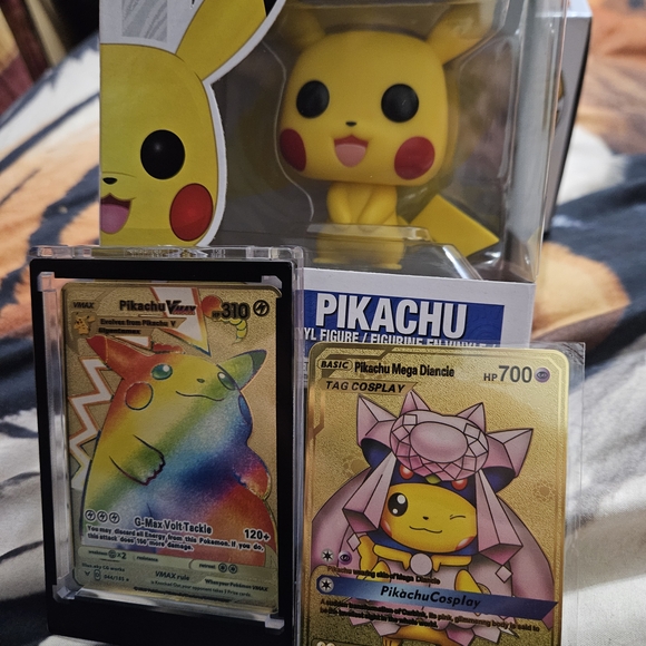 Pikachu Vinyl Figure and Card Set - Picture 1 of 3